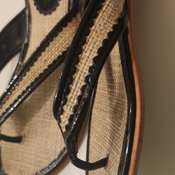 Ann Taylor LOFT flip flips, size 7 B, black and tan woven material - Picture 6 of 8